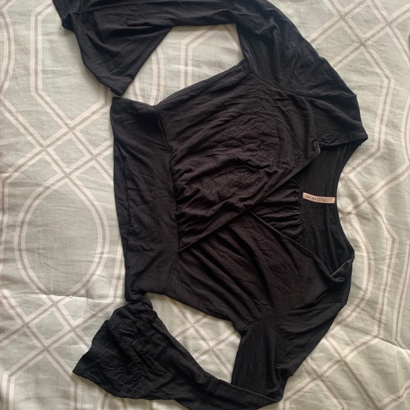 Bell sleeved cropped top - Picture 4 of 5